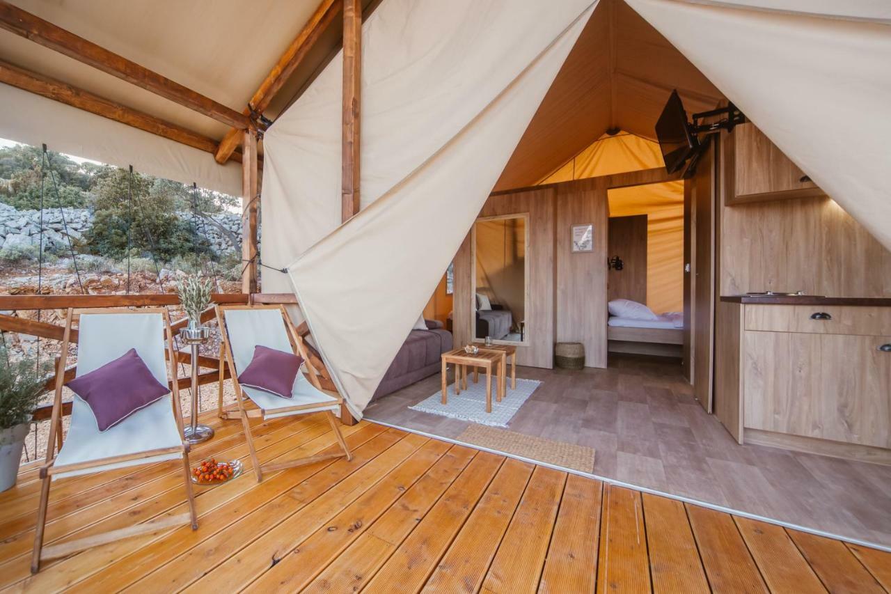 Glamping Tents And Mobile Homes Trasorka Veli Lošinj Dış mekan fotoğraf