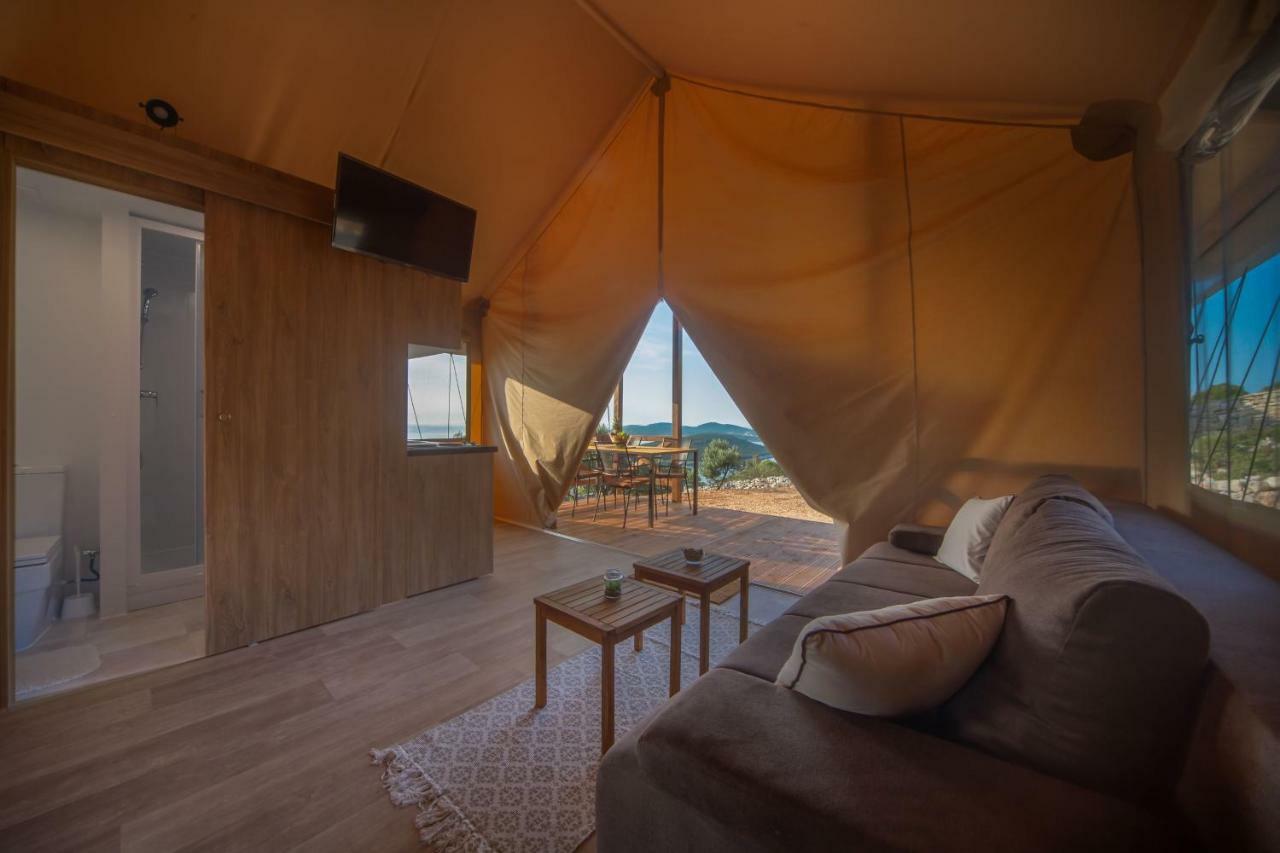 Glamping Tents And Mobile Homes Trasorka Veli Lošinj Dış mekan fotoğraf