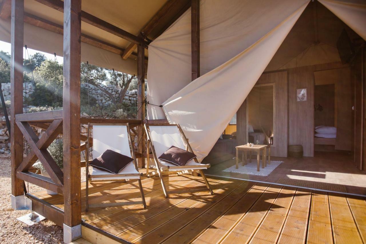 Glamping Tents And Mobile Homes Trasorka Veli Lošinj Dış mekan fotoğraf