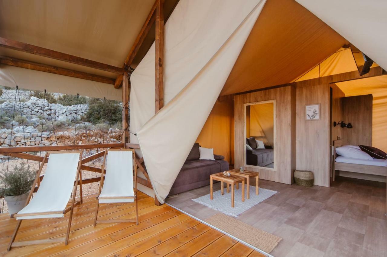 Glamping Tents And Mobile Homes Trasorka Veli Lošinj Dış mekan fotoğraf
